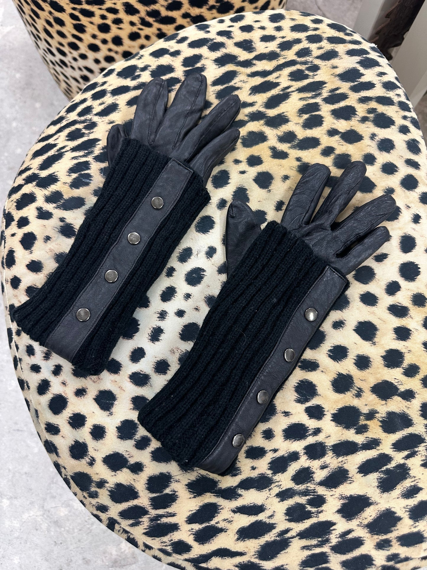 Black bi-material gloves