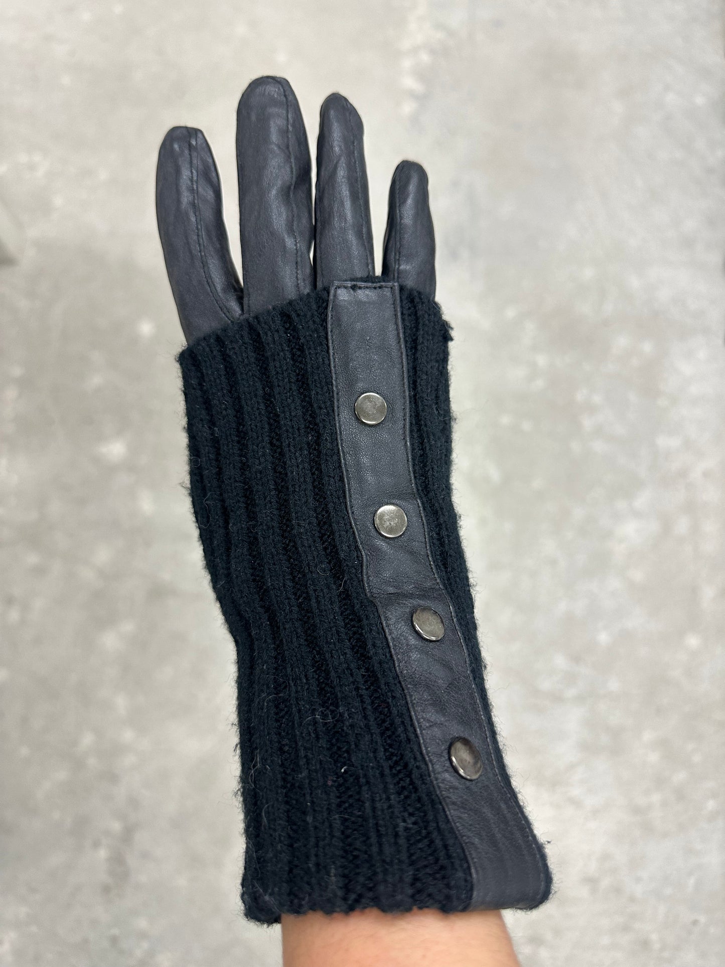 Black bi-material gloves