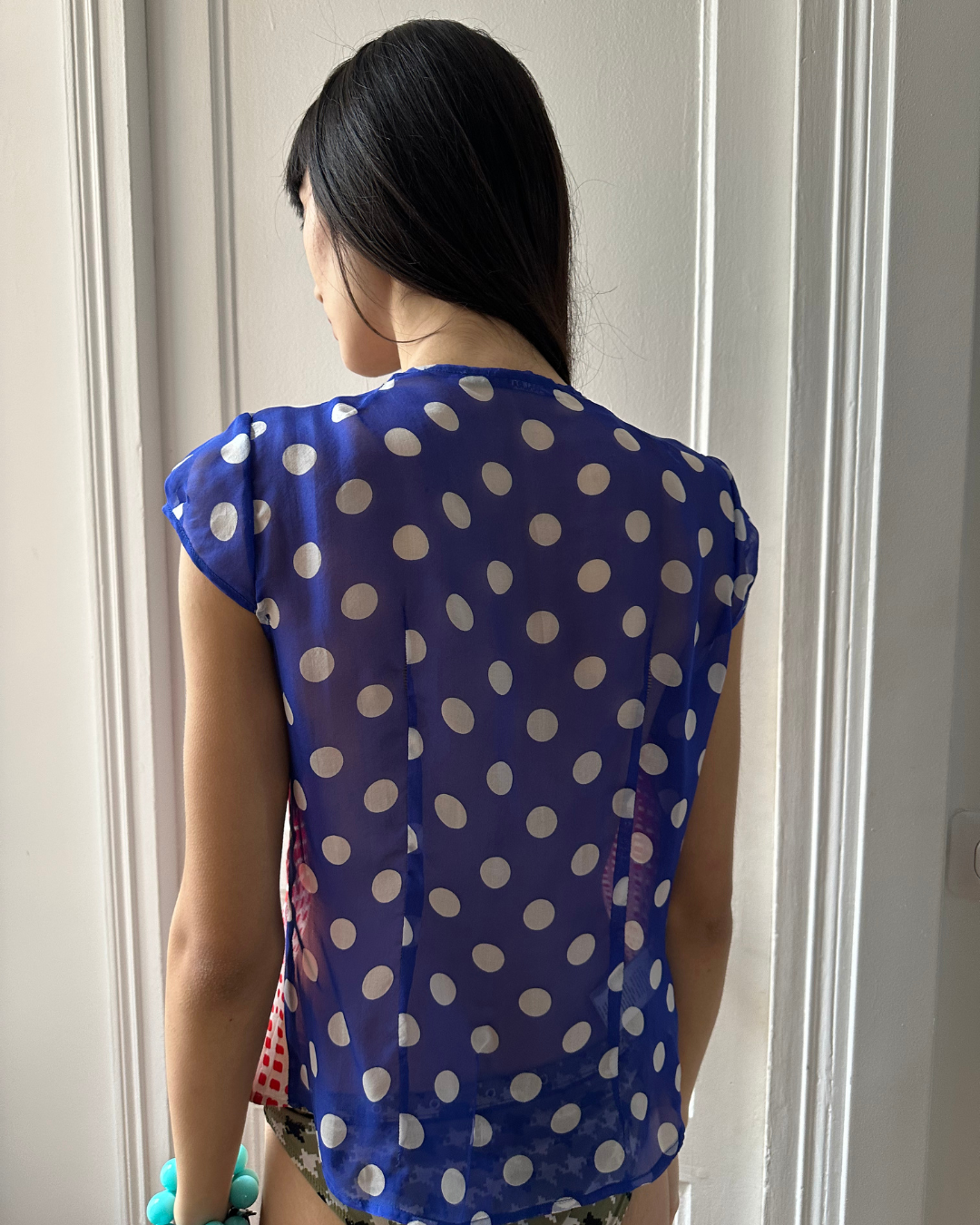 Two-tone sleeveless shirt