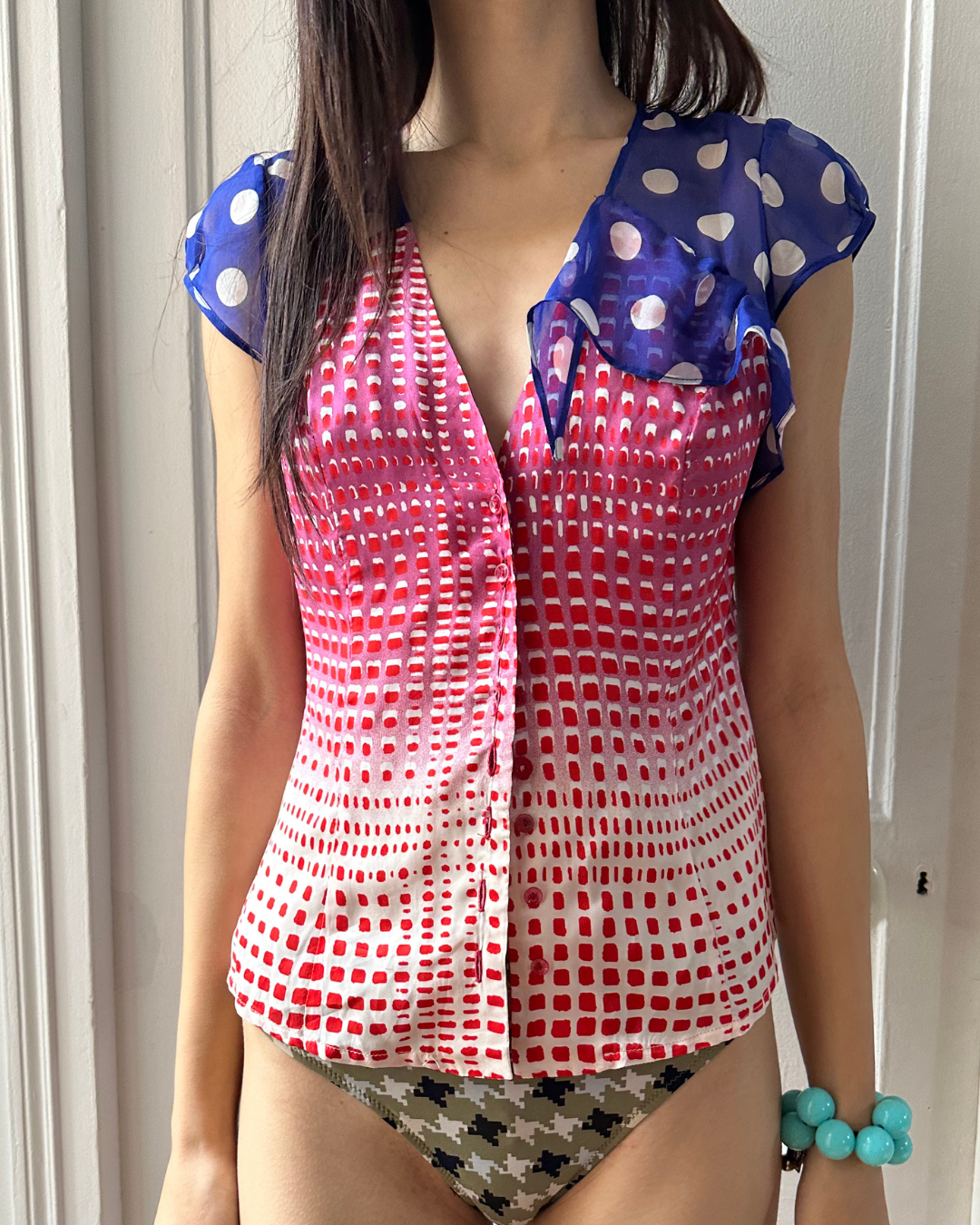 Two-tone sleeveless shirt