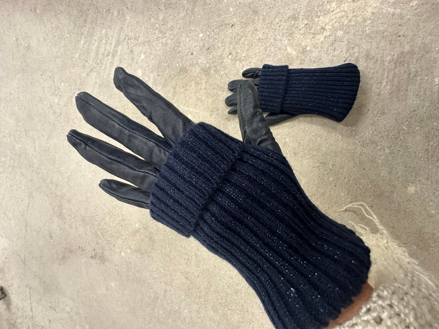 Blue bi-material gloves