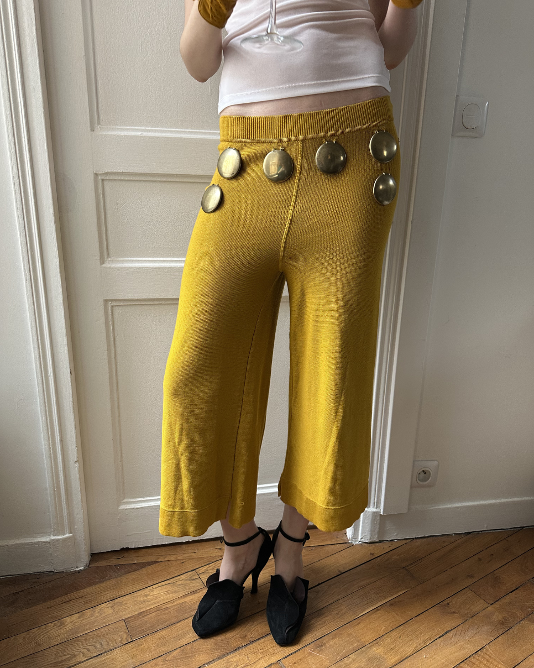 Mesh trousers and metal hardware