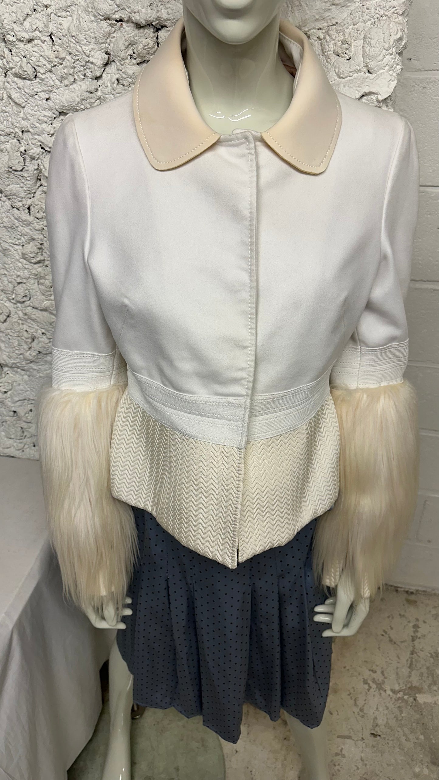 Incredible jacket with peter pan collar and fur on the sleeves