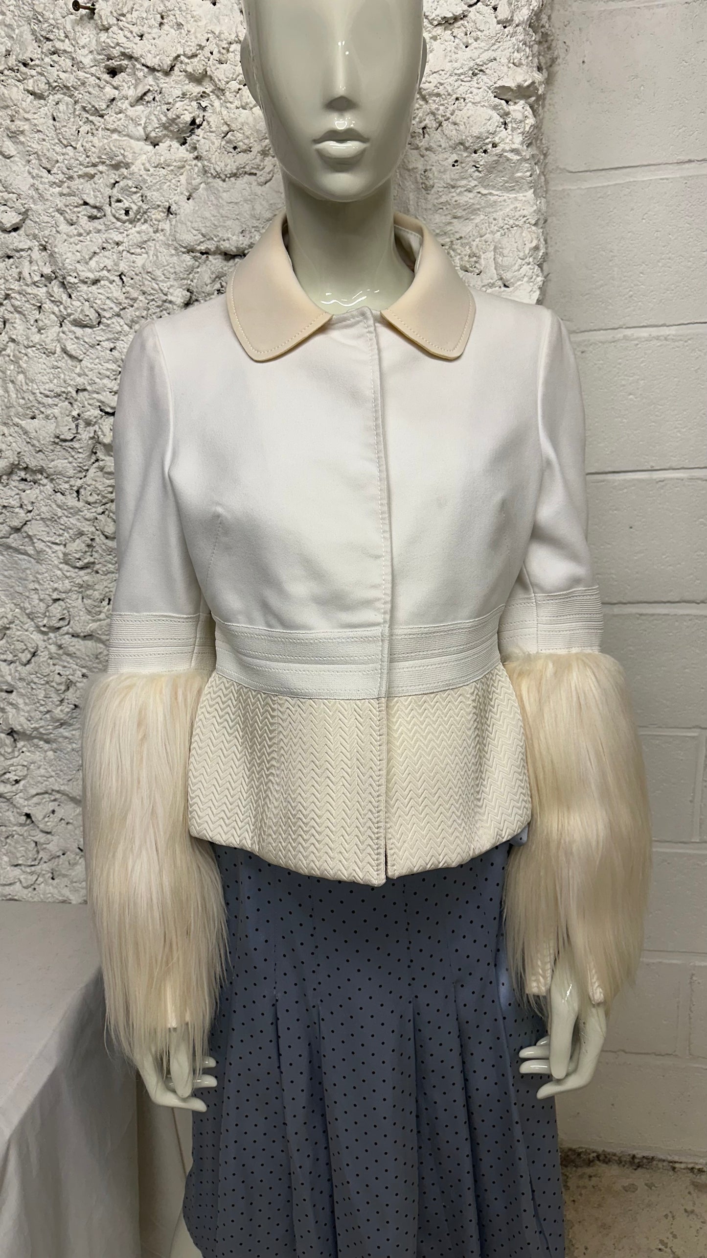 Incredible jacket with peter pan collar and fur on the sleeves