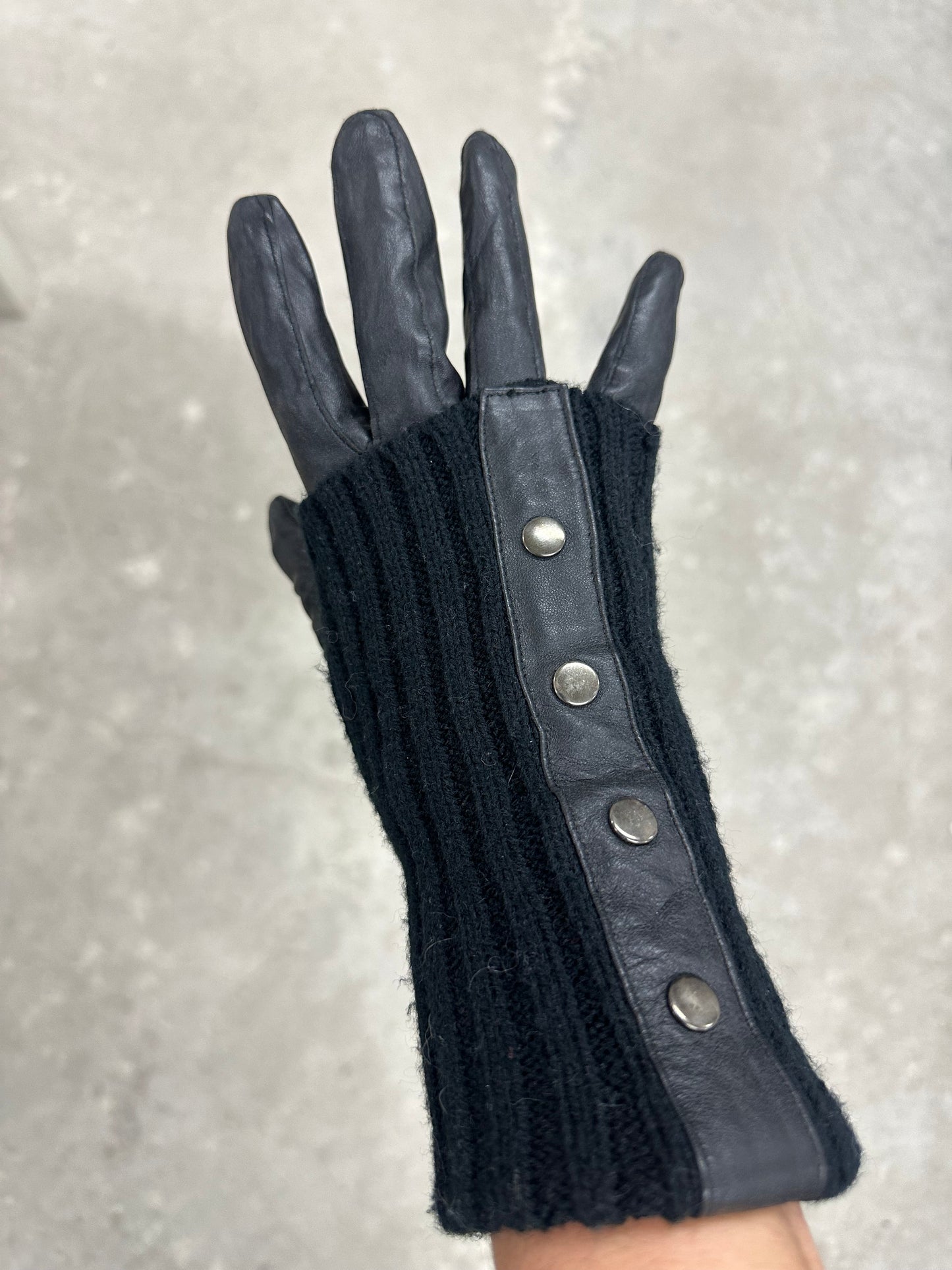 Black bi-material gloves