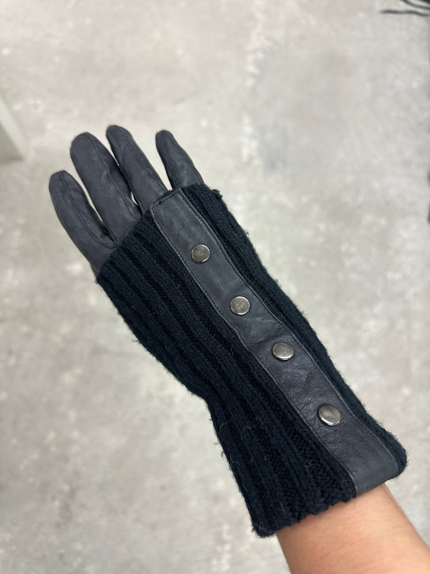 Black bi-material gloves