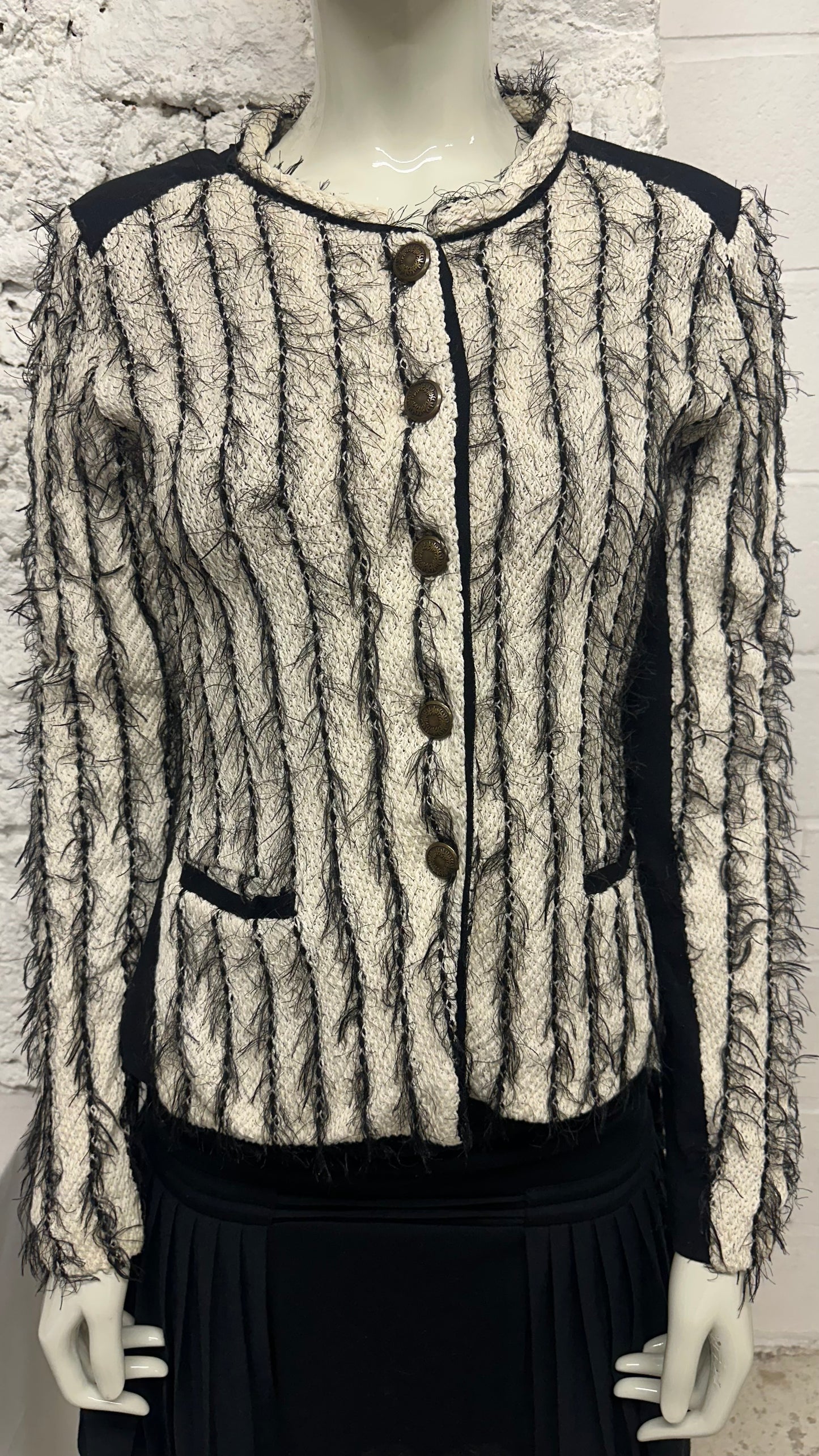 Jacket with buttons and small thread in hair style