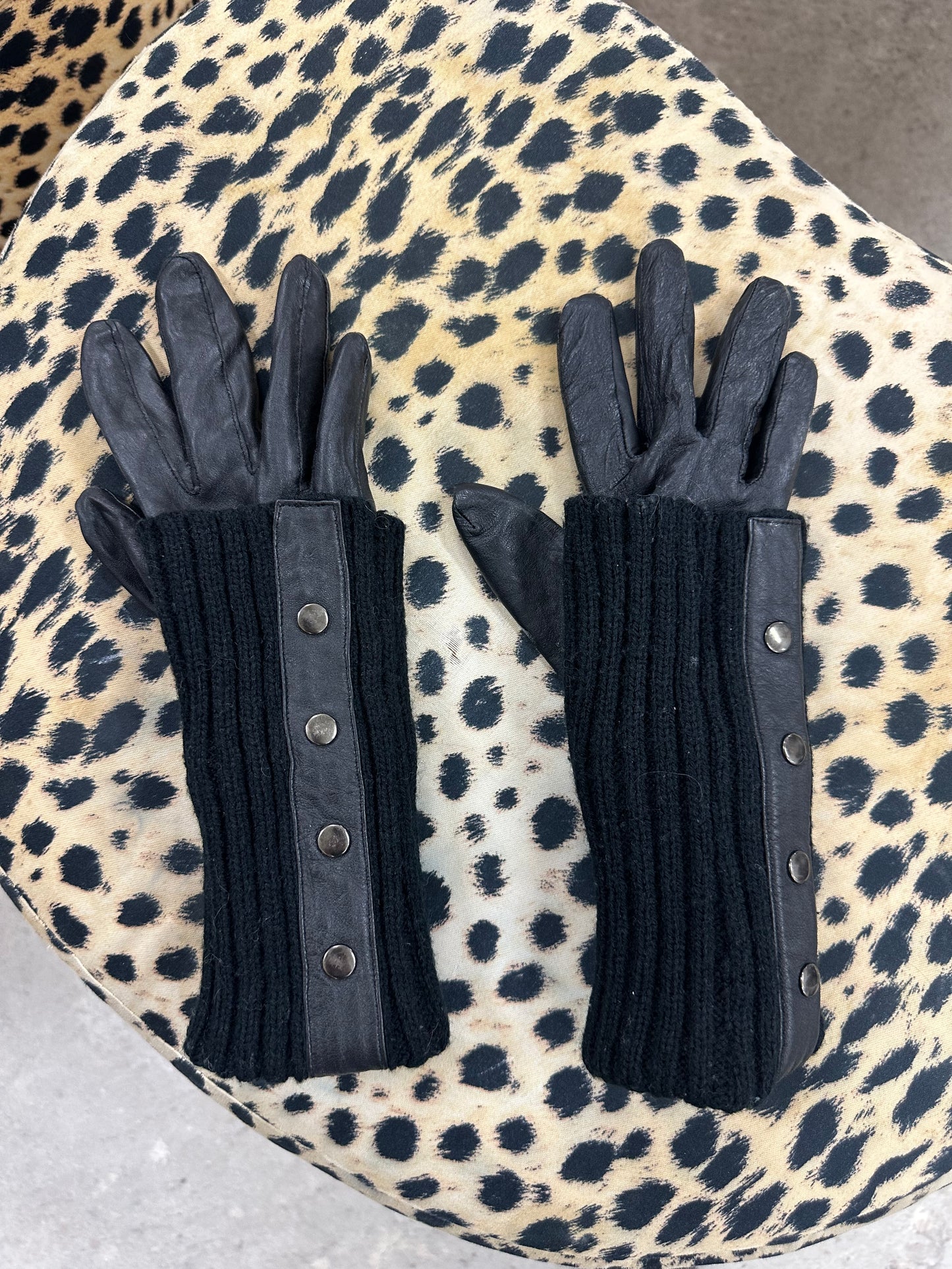 Black bi-material gloves